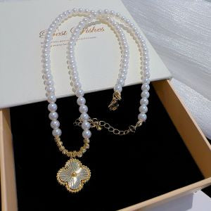 Timeless Pearl & Clover Pendant Necklace in Gold
