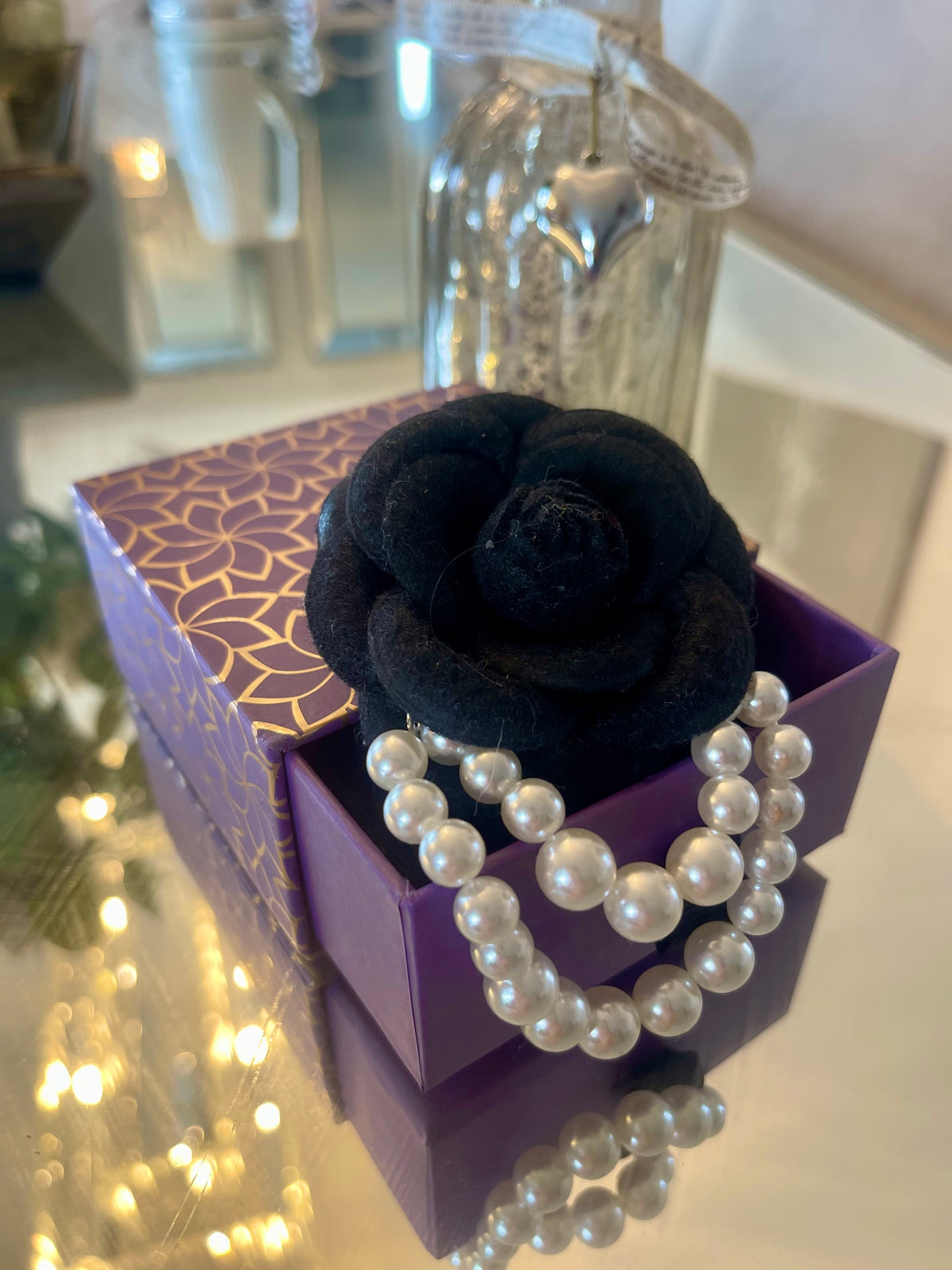 Pretty flower and Pearl brooch complete in gift 🎁 box just £9.99