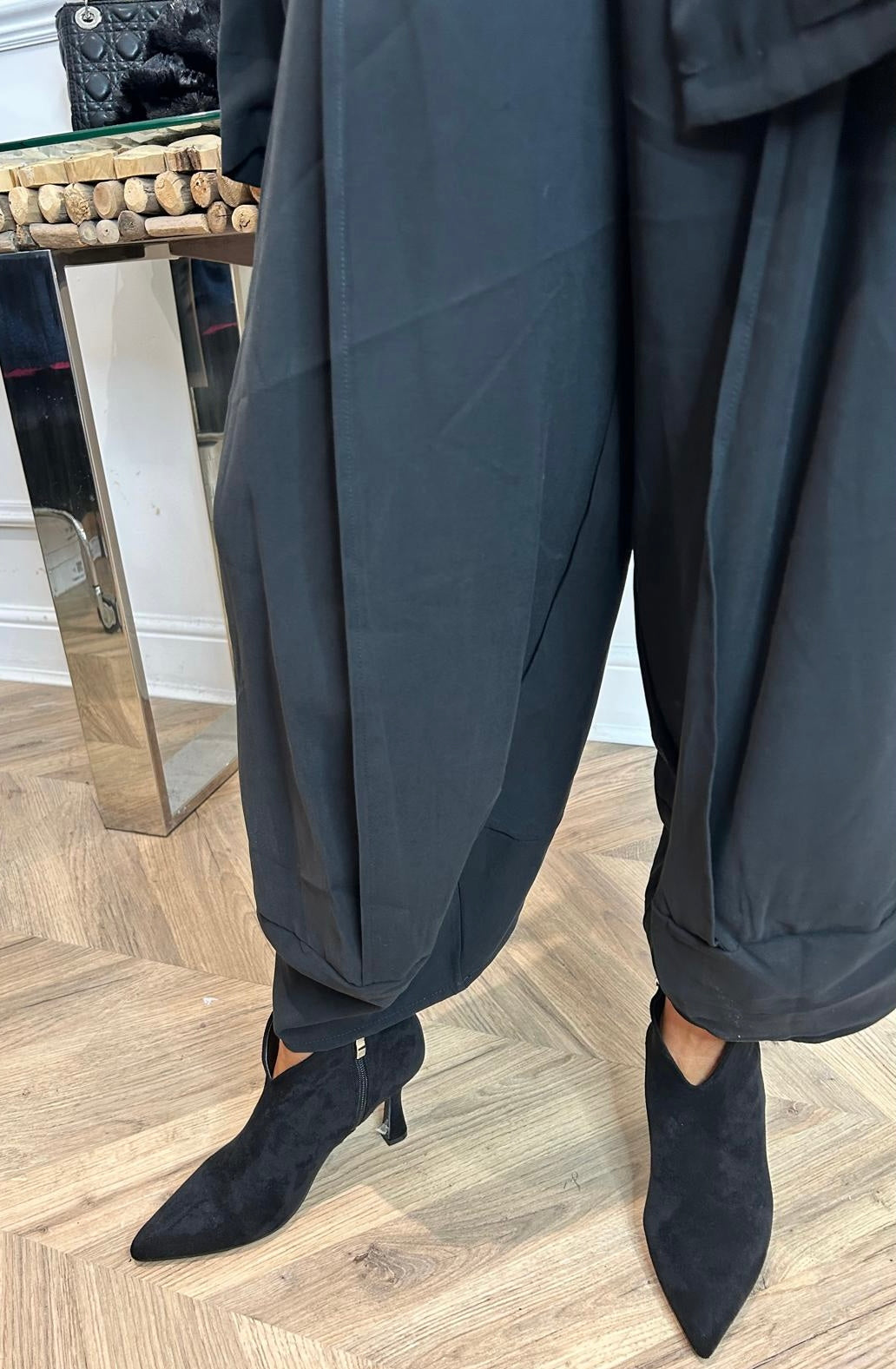 ID.Front pleat pants